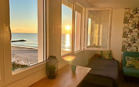 EStudio 1ère ligne vue mer ,place de parking privée accès a la plage de la résidence 3ème étage
